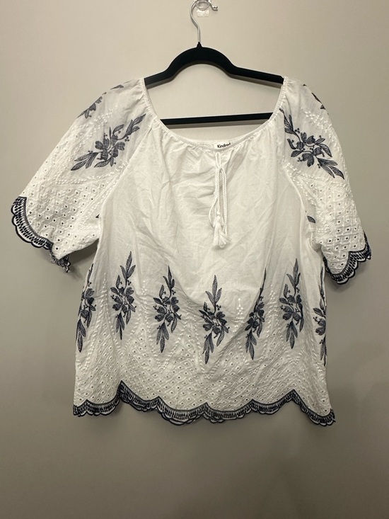 Kindred Tops - Kindred white boho top featuring navy blue floral embroidery Size 1X